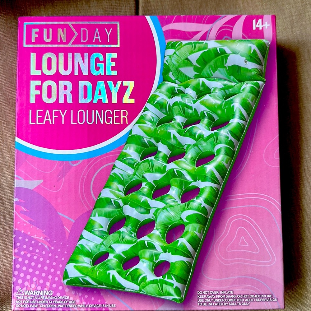 NIB LEAFY MONSTERA LOUNGER POOL FLOAT